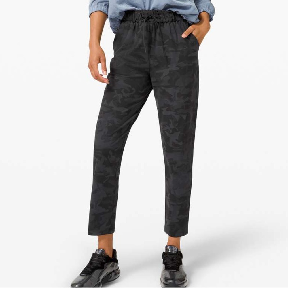 Lululemon Keep Moving Pant 7/8 High-Rise size 4 in Incognito Camo Multi Grey